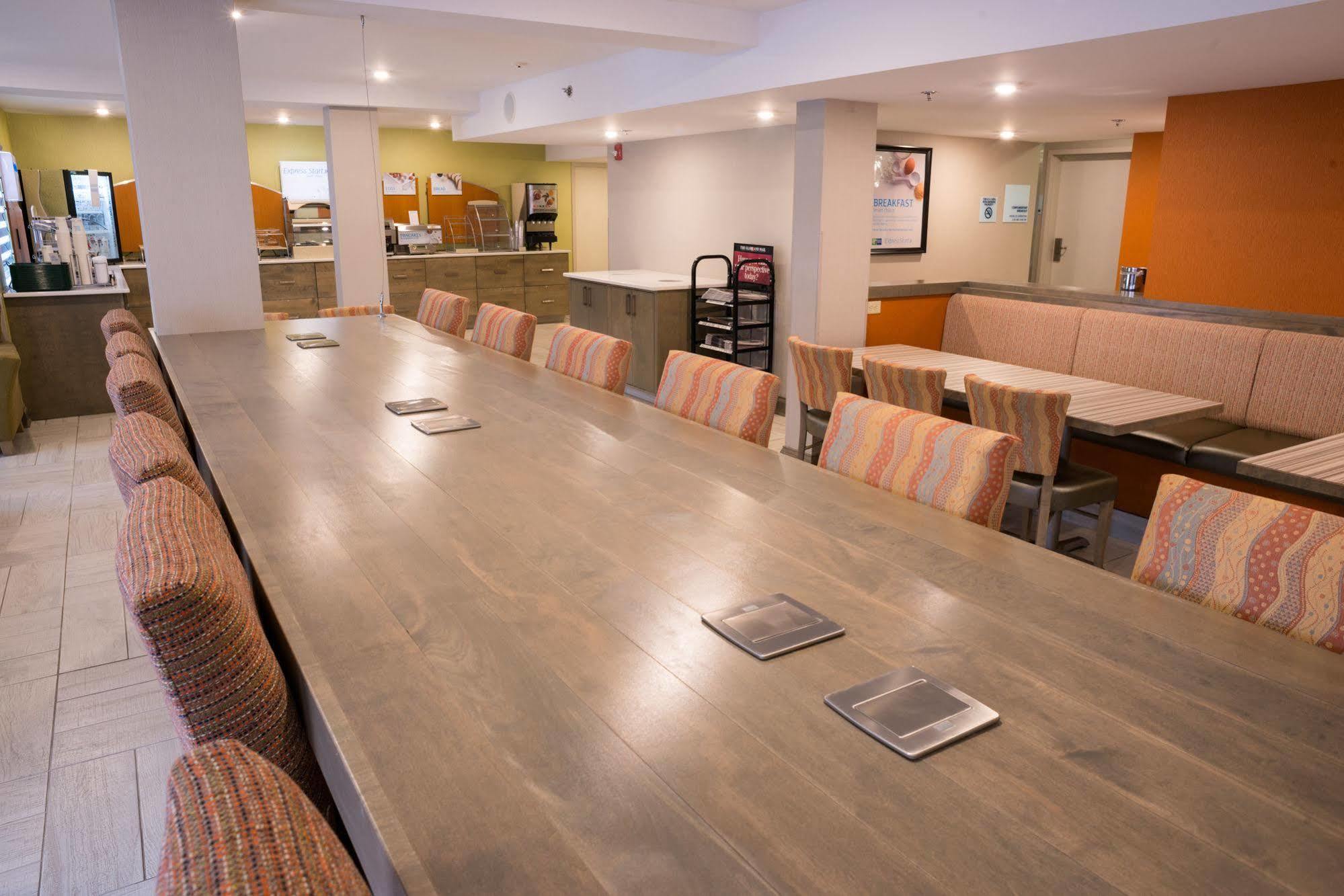 Holiday Inn Express Hotel & Suites Uptown Fredericton By Ihg Exteriör bild